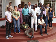Josef Hawle mit afrikanischen Knstlern in Simbabwe